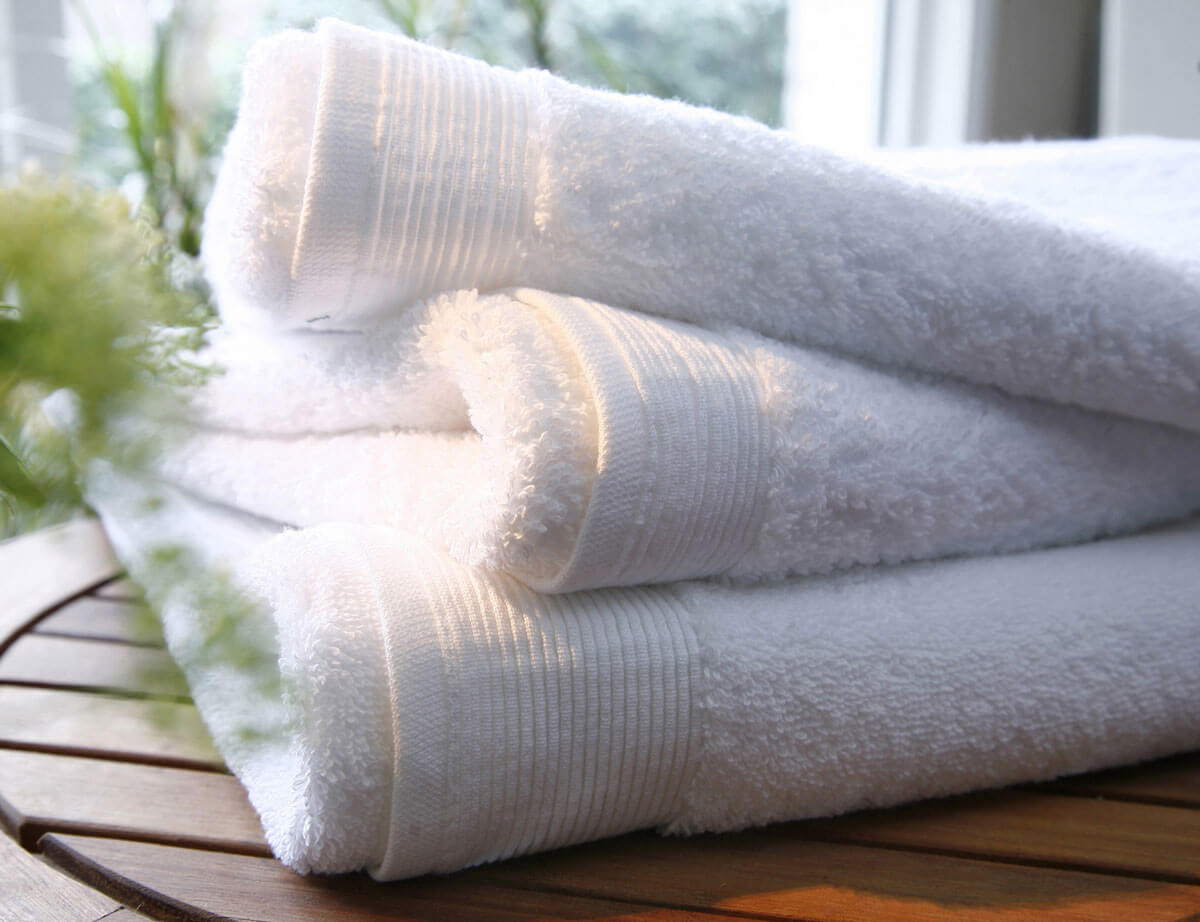 три белых полотенца