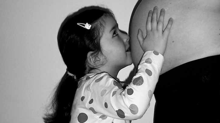 целует животик