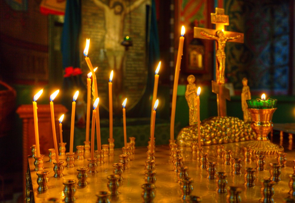 церковные свечи горят