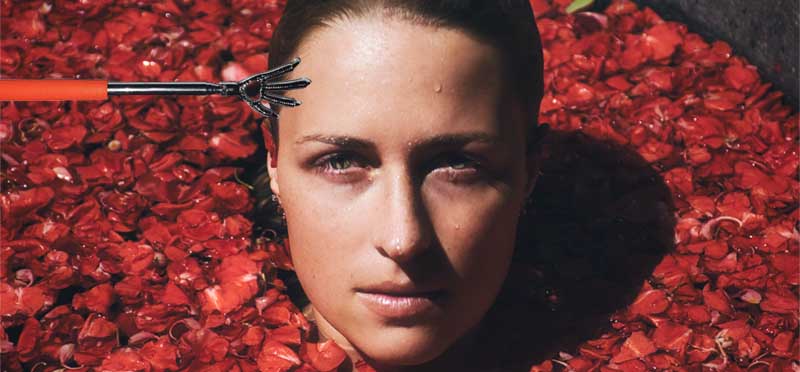 у девушки чешется висок