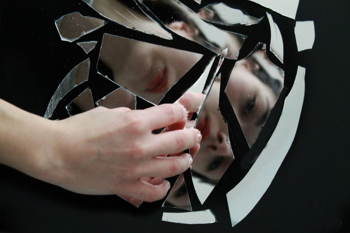 зеркало лежит на полу и разбилось