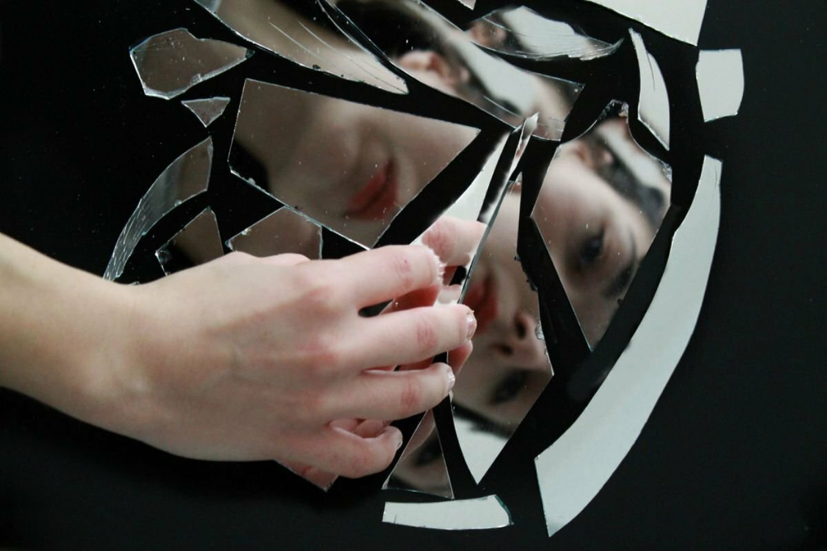 зеркало разбилось на полу