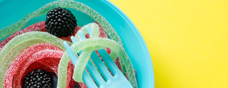 желейные червяки в тарелке