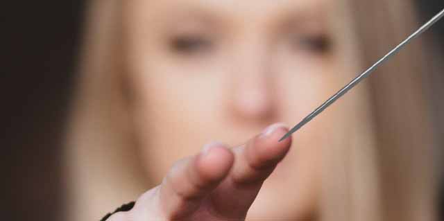 женщина уколола палец