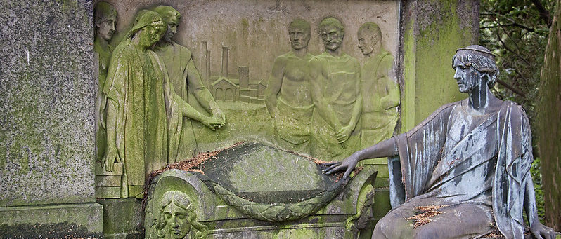 женщины рядом с саркофагом