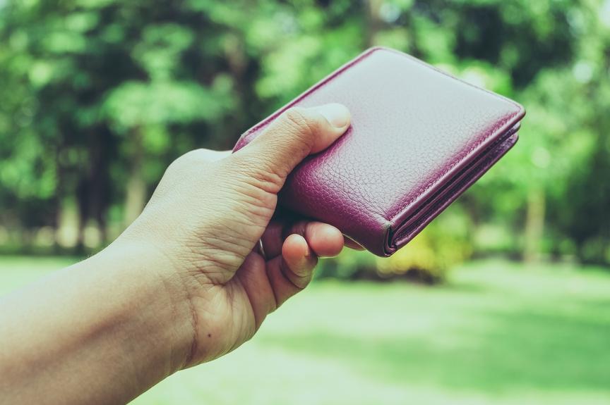 розовый кошелек в руках