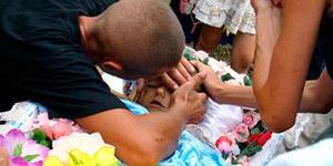 Обнимает в гробу