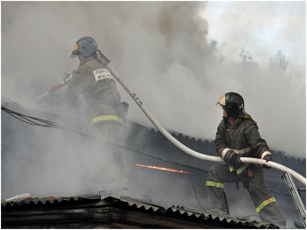 Пожарные тушат дом