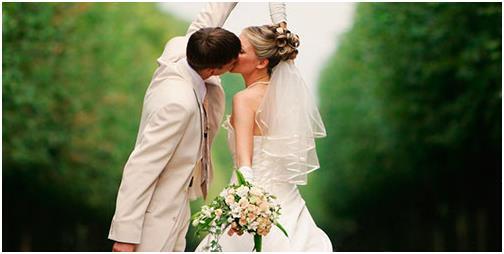 Молодожены целуются