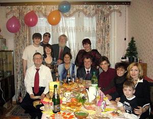 Родственники за столом