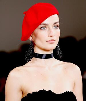 Красный головной убор