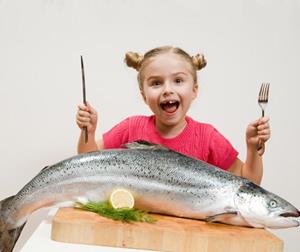 Ребенок с рыбой