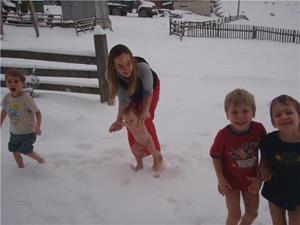 Дети босиком на снегу