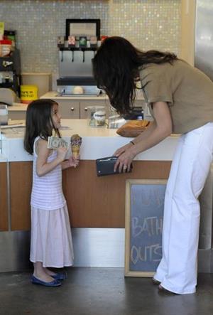 Покупать мороженое