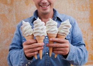 Угощать мороженным