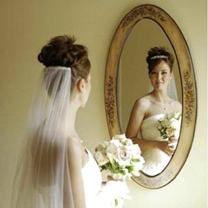 Отражение в зеркале в платье и фате