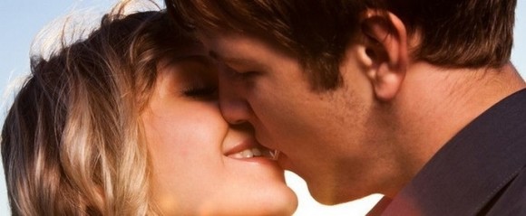 Люди целуются