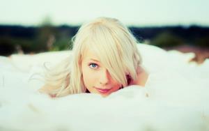 Девушка со светлыми волосами