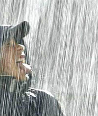 Парень под дождем