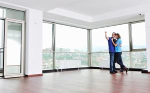 Осматривать квартиру