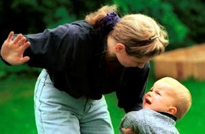 Бьет ребенка