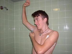 Бреет подмышку