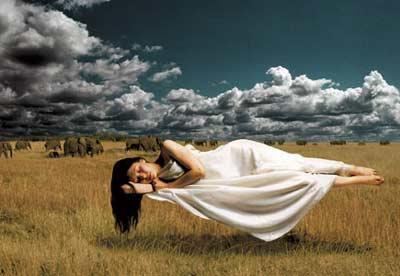 Спящая женщина взмыла над землей