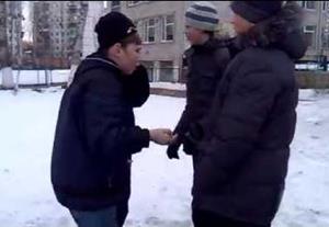 Отбирают телефон