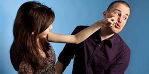 Бьет по лицу