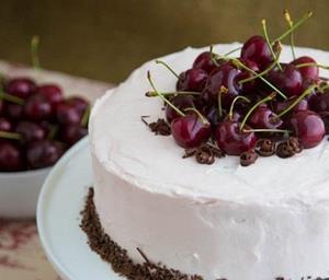 Вишня в торте