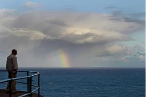 Смотрит на океан