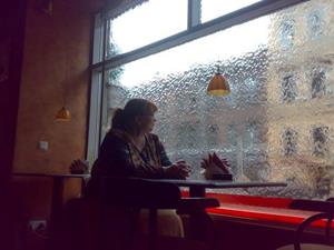 Переждать дождь в кафе