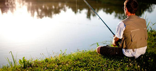 Парень рыбачит в жаркий день