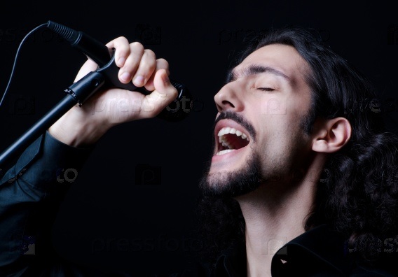 Мужчина поет