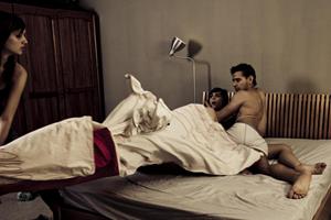 Застать в постели