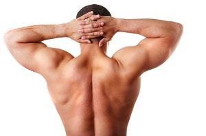 Поворачивается спиной