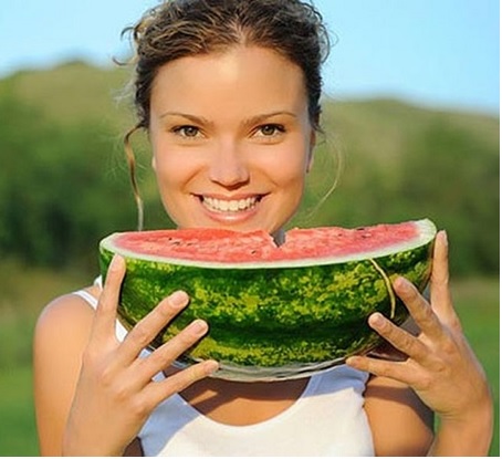 Молодая девушка с арбузом