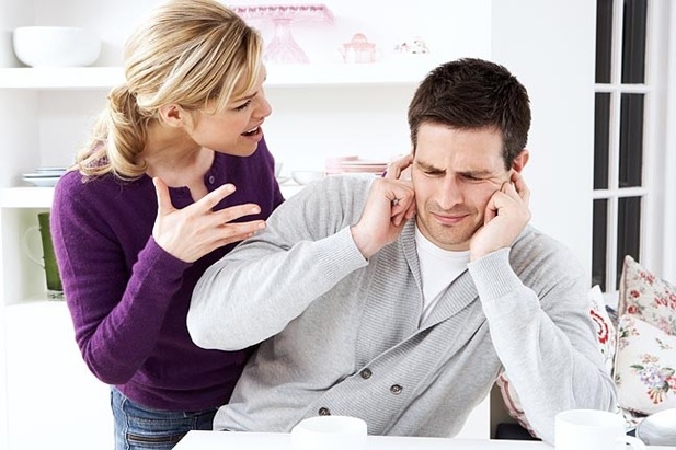 Женщина ругается