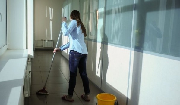 Женщина моет пол в больнице
