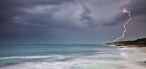 Молния на пляже