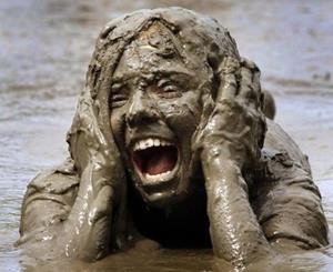 Человек в грязи