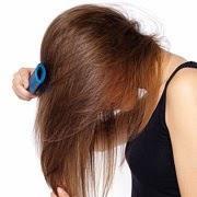 Женщина расчесывает волосы