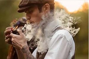 Пыхтит трубкой