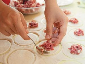 Лепить пельмени