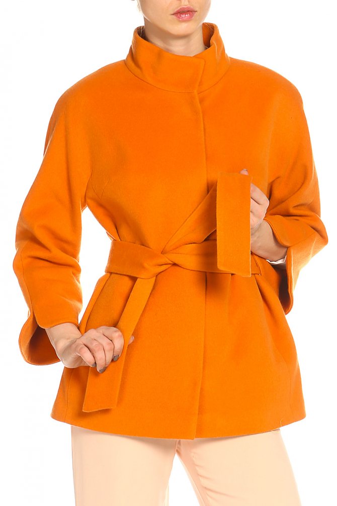 Короткое пальто с цельнокроеным рукавом