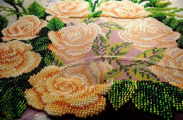 Розы, вышитые бисером