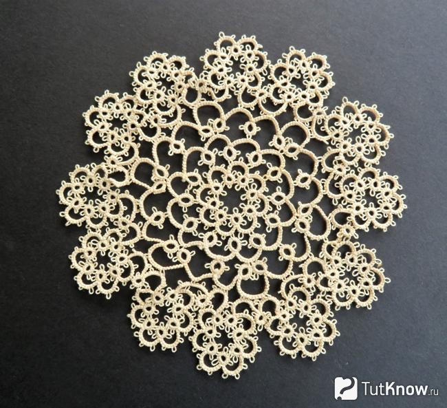 Салфетка в технике фриволите