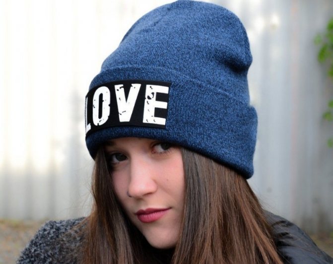 Трикотажная или вязаная шапка с надписями
